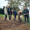 Erster Spatenstich am 24.10.2000 mit Prof. Hans Luz (li.), Gartenamtsleiter Werner Koch (Mi.), Fritz Oechßler und Dr. Wolfgang Müller (re.)